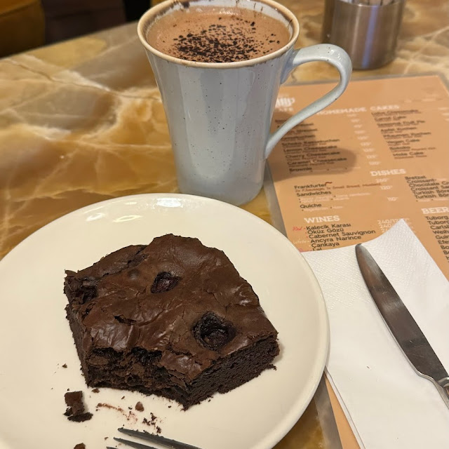 Turkish-German Bookstore and Cafe thumb 6